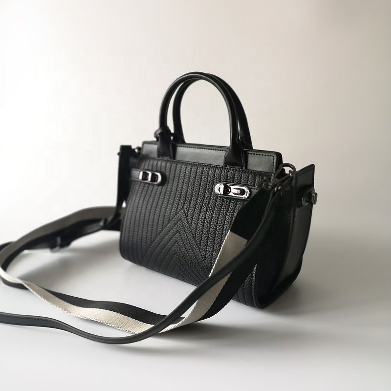 Newest Styles Good Leather Fashion Leisure Woman Handbags Messenger Bags Please Contact Us For Top Quality Luxury Famous Bags 