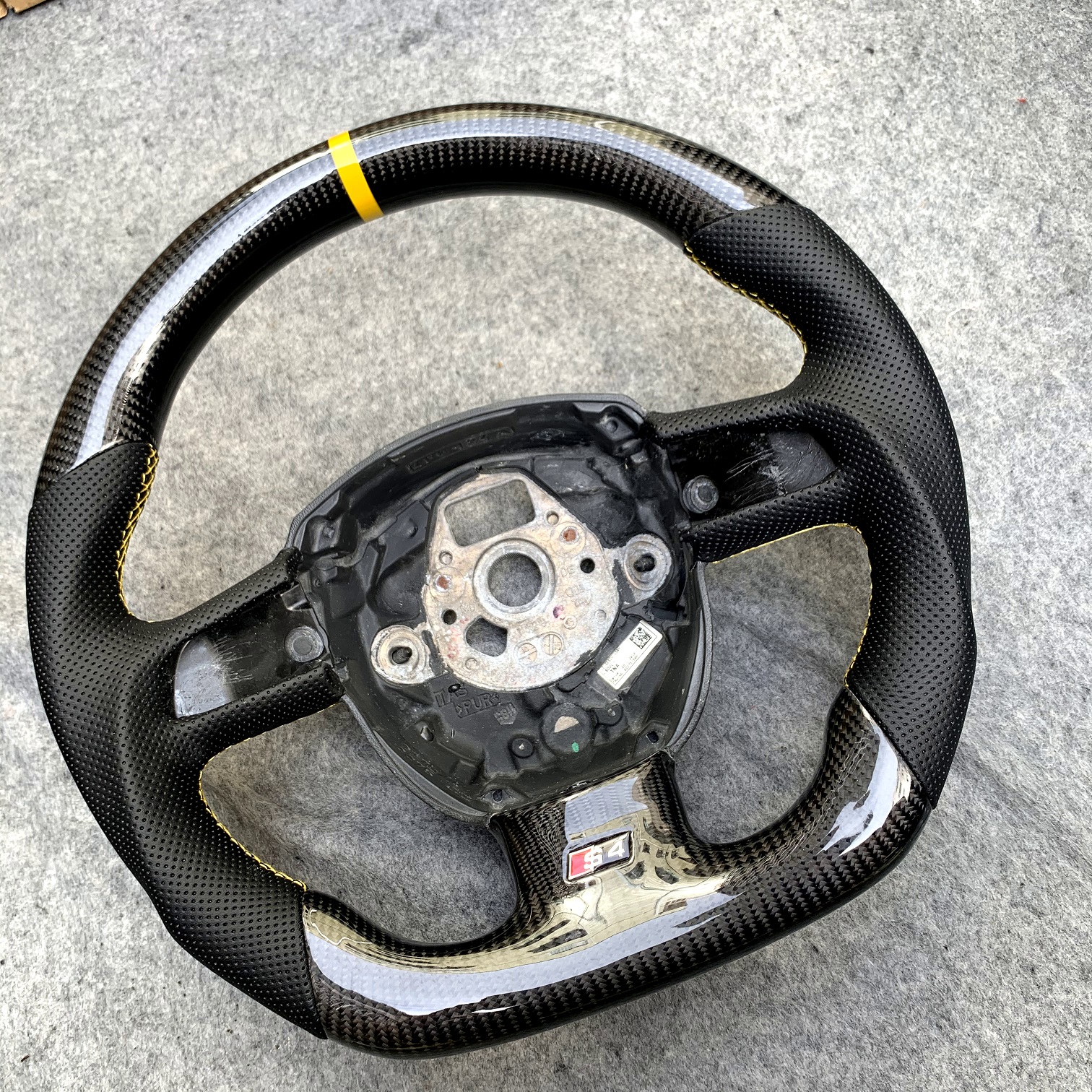 Flat Bottom Gloss Carbon Fiber Steering Wheel Suitable For Audi B7 A5 S5 With Black Perforated Leather Sides Yellow Stripe 