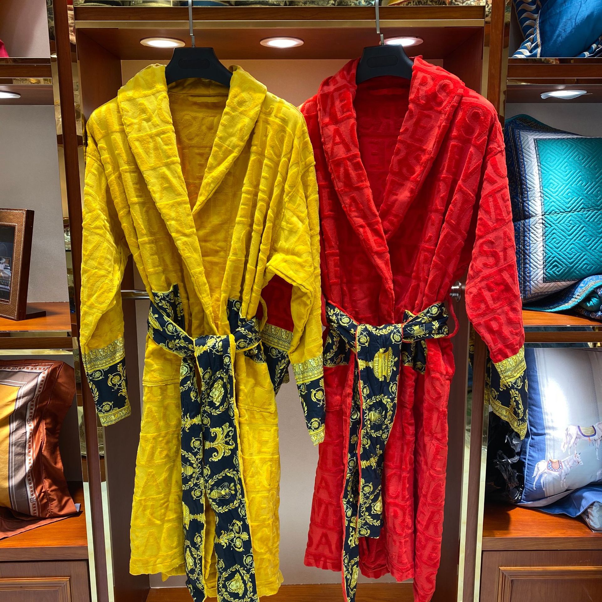 Popular Free Size Solid And Mix Color Nice And Comfortable Coral Fleece Long Robe Fit For Men And Women 